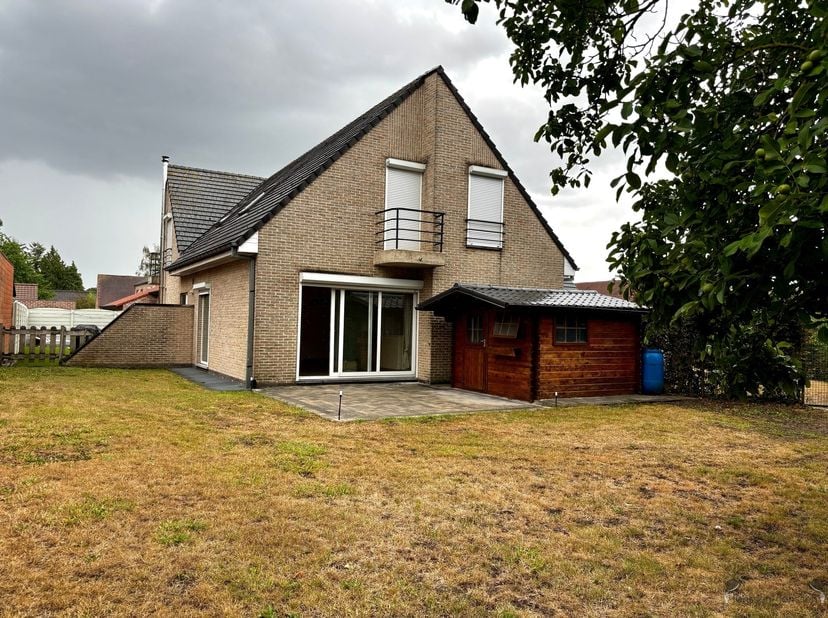 Maison spacieuse avec 2 chambres, un jardin ensoleillé et une grande cave<br />
Cette agréable maison offre un bel équilibre entre espace, lumière et
