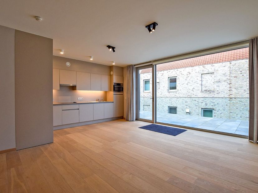 In het stadscentrum van het prachtige Nieuwpoort vindt u dit piekfijn appartement terug (55m² +11m² terras). Het appartement maakt deel uit van het pr