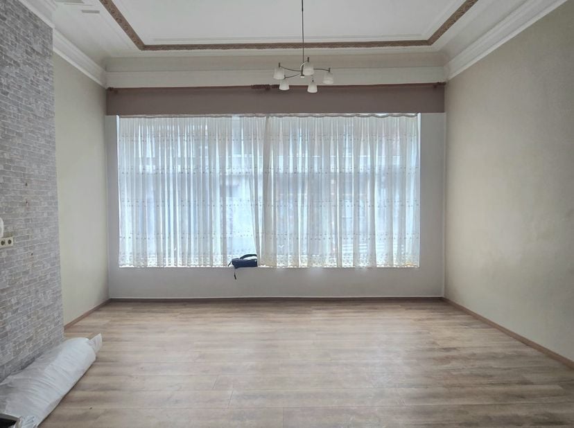 Spacieux appartement souplex de 2 chambres + bureau avec grand jardin – proche des institutions européennes<br />
<br />
Situé à deux pas de la place