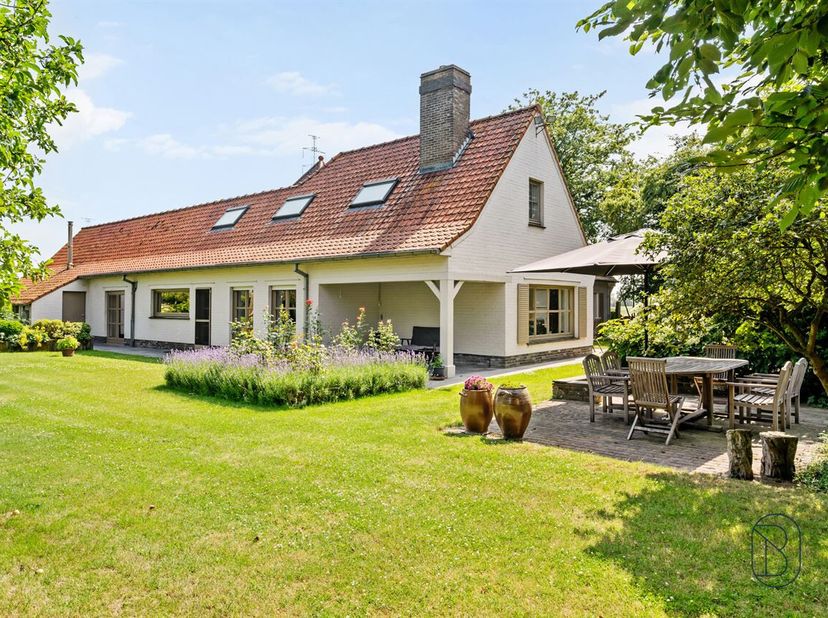 Charmante fermette op prachtige locatie met mogelijkheid tot gelijkvloers wonen. <br />
In een rustige en landelijke omgeving in Hulstraat 11 te Avelg