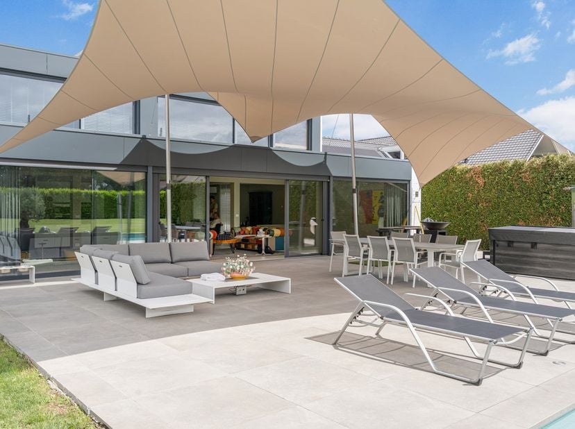 Exclusieve recente villa met verwarmd zwembad, vier garages en inclusief bouwgrond van 10a in een groene omgeving<br />
<br />
In een rustige doodlope
