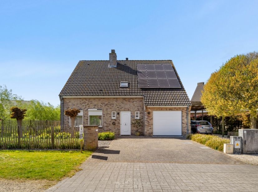 Cette élégante villa située à Sijsele offre une combinaison exceptionnelle de calme, de confort et d’agencement fonctionnel. Grâce à ses généreux espa