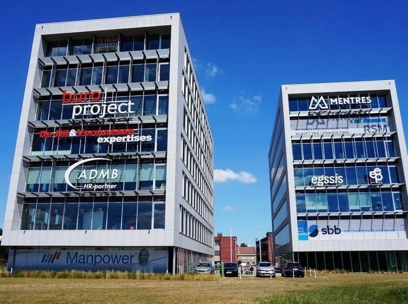 Bureau paysager de 340m² au 3ème étage à Keppekouter à Alost - Erembodegem<br />
Emplacement: emplacement visible le long de l'E40 à Erembodegem; faci