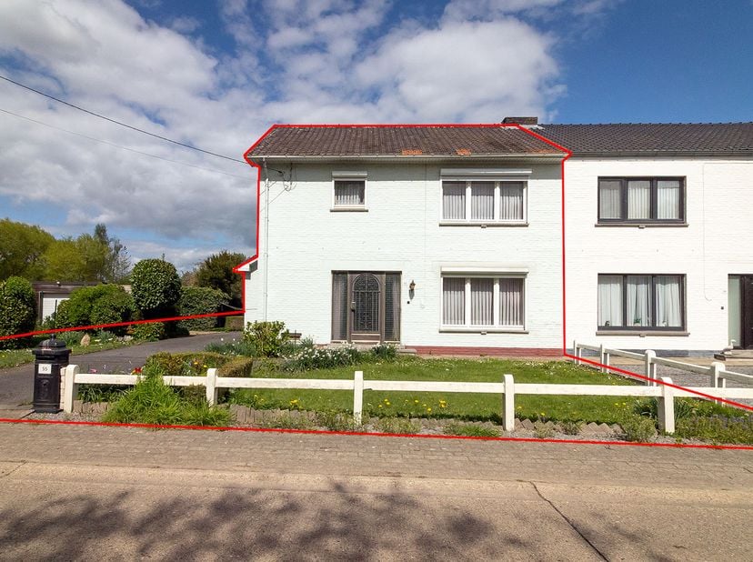 RUSTIG GELEGEN WONING -<br />
Op een rustige ligging in Wellen vindt u deze halfopen bebouwing met  potentieel. <br />
De woning omvat een living, keu