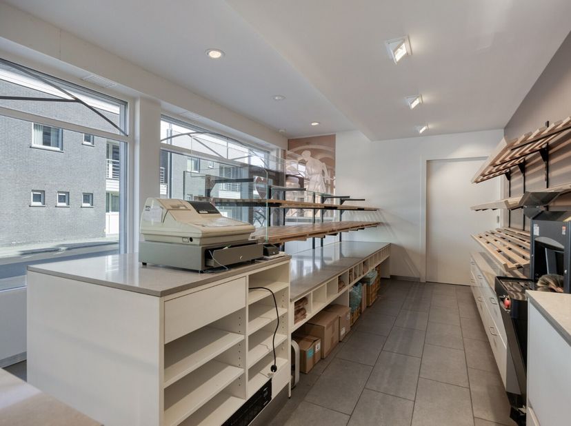 Centraal gelegen en zeer goed onderhouden...<br />
Deze voormalige bakkerij met woonst heeft enorm veel ruimte.<br />
Via de volledig ingerichte bakke