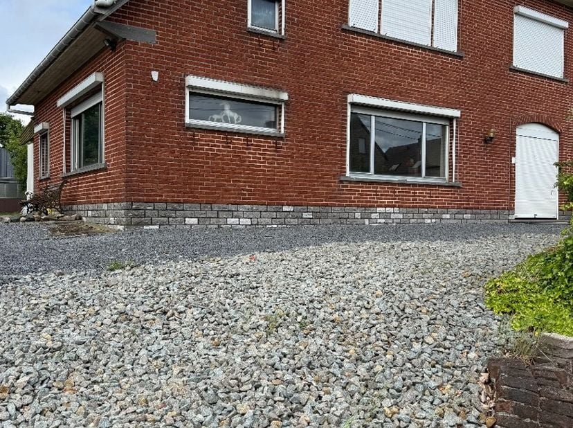 Bent u op zoek naar een woning op een landelijke ligging? Dan biedt deze halfopen bebouwing in Petit-Enghien (Edingen) een unieke kans. Ideaal voor pa