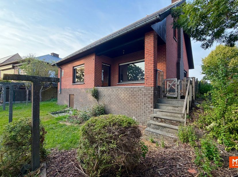 Rustig wonen in Beselare, met alle voorzieningen binnen handbereik? Deze ruime alleenstaande woning combineert een aangename ligging met tal van mogel