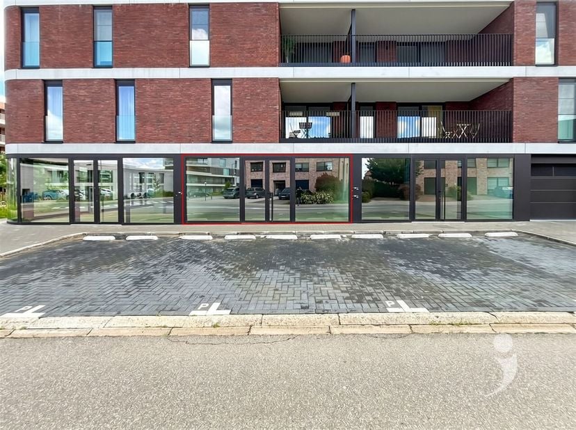 Êtes-vous à la recherche d'un espace commercial polyvalent dans un emplacement stratégique ? Alors ce local commercial brut à Herent mérite certaineme