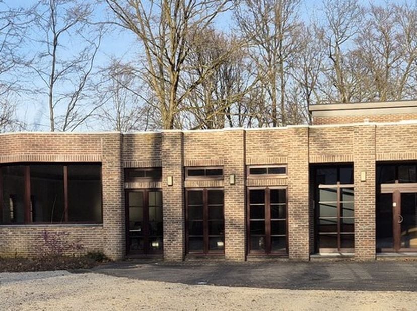 Op een prachtige en rustige ligging aan de Chartreuseberg in Holsbeek bevindt zich deze hoogwaardige kantoorruimte, omgeven door groen en met een uitg