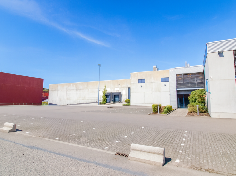 <br />
<br />
Bâtiment industriel polyvalent à vendre – Parc d’activités de Gembloux (± 4.900 m² bâtis)<br />
Situation &amp;amp; accessibilité<br />
Idéa
