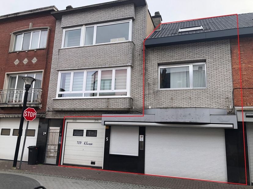 Dit handelspand is gelegen op de TOP-ligging van Willebroek centrum! Het geheel bestaat uit een handelspand met atelier en woonst en een garage. Het c