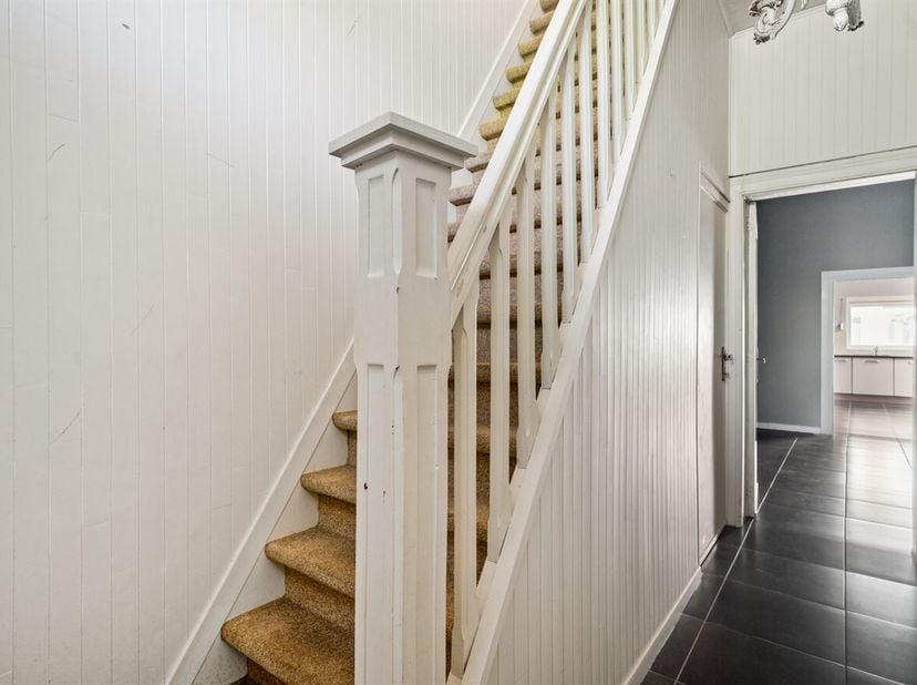 Te renoveren charmante woning met 3 slaapkamers op 490m²<br />
Ligging:<br />
De woning geniet van een goede bereikbaarheid dankzij de nabijheid van d