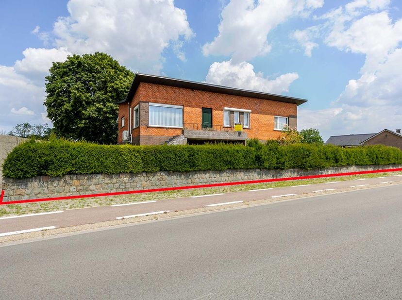ZEER RUIME WONING<br />
<br />
Woning te Dessel, Brasel 89 met erg veel ruimte en dus tal van mogelijkheden op een perceel grond van 14a 1ca.<br />
<b