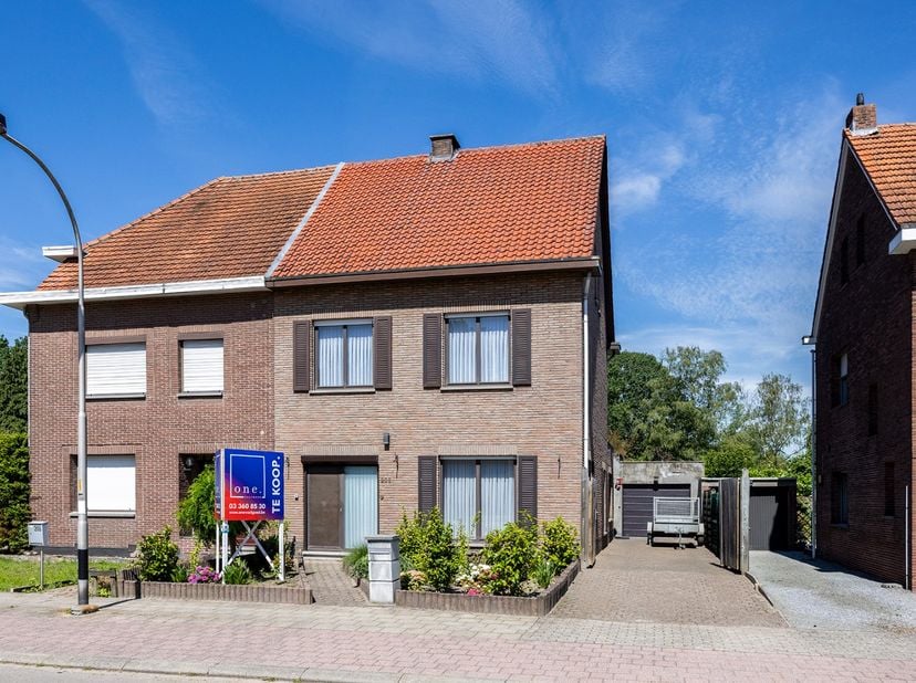 Bent u op zoek naar een ruime woning met tuin en garage in Brasschaat? Dan hebben wij deze op te frissen eigendom voor u. Gelegen in wijk Driehoek bie