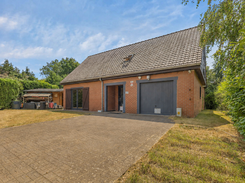 Op een ideale locatie in de wijk De Hoek in Sint-Genesius-Rode bieden wij u deze prachtige Villa van 158 m² aan, gerenoveerd in 2014, op een perceel v