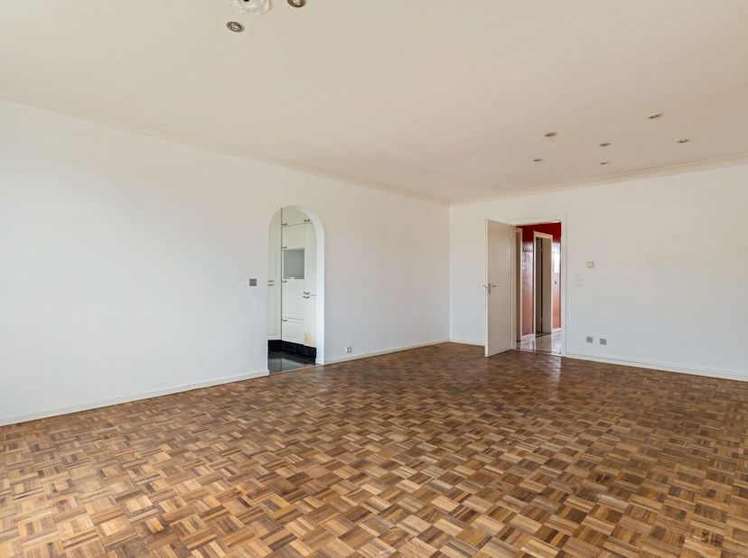 Op te frisse appartement met 2 slaapkamers en garagebox!<br />
<br />
Ligging: Gelegen op een centrale en vlot bereikbare locatie nabij winkels, sch