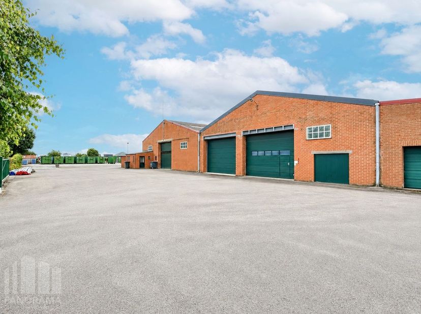 Functioneel magazijn met een oppervlakte van +/- 860 m²&amp;nbsp; en verharde buitenstockage van +/- 4.000 m² te huur.&amp;nbsp;Uitermate goed gelegen langs d