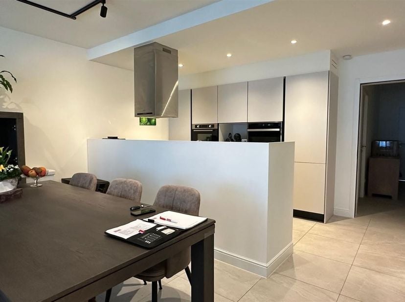 Ruim appartement met 3 slaapkamers, bureau, autostaanplaats en kelderberging<br />
<br />
Ligging: Gelegen aan de Kempenlaan, op een vlot bereikbare