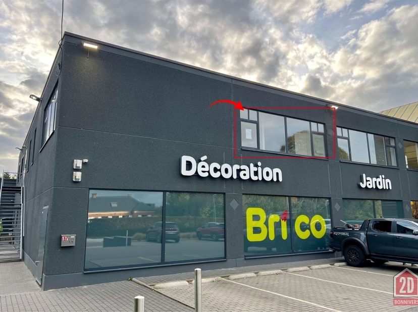 À louer à Jodoigne, un espace bureau de 40m², situé à l'étage du magasin Brico. <br />
Immédiatement disponible, il est jouxté aux espaces communs :
