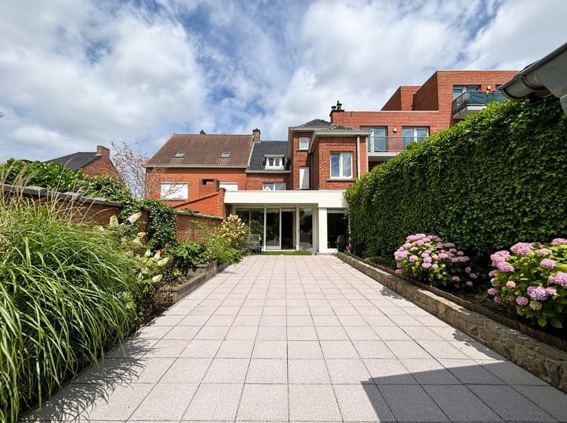 Op een vlot bereikbare locatie langs de Oostnieuwkerksesteenweg in Roeselare bevindt zich deze verrassend ruime gezinswoning met maar liefst vijf slaa