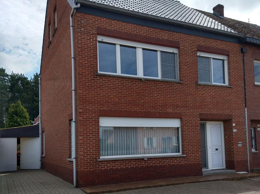 EPC D – Ruime halfopen bebouwing met 5 slaapkamers, volledig vergund en nieuw geïsoleerd dak! <br />
<br />
Via de inkomhal betreedt u de woning. Vanu