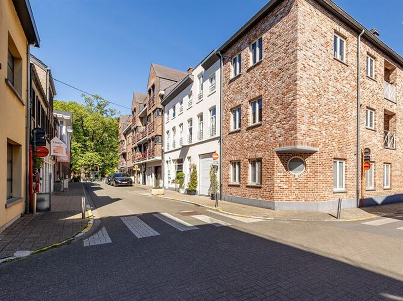 U wil comfortabel wonen. Zonder werken. Met alles vlakbij.<br />
Dit instapklare appartement ligt op de eerste verdieping van een verzorgd gebouw met
