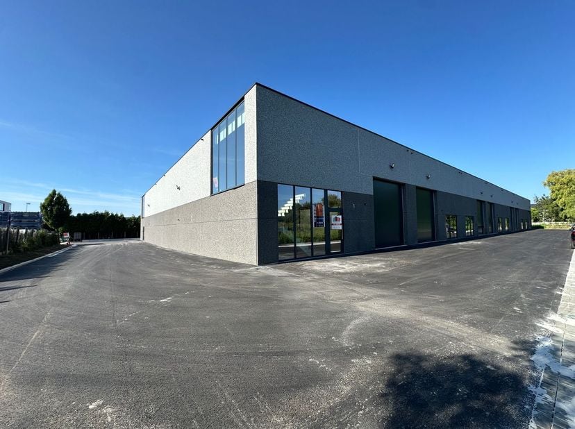 Bien professionnel à vendre
                    à 8890 Dadizele