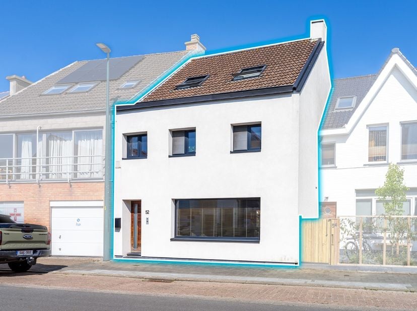 À seulement 300 mètres du centre commercial de De Haan se trouve cette habitation entièrement rénovée et économe en énergie. Lors des travaux de rénov