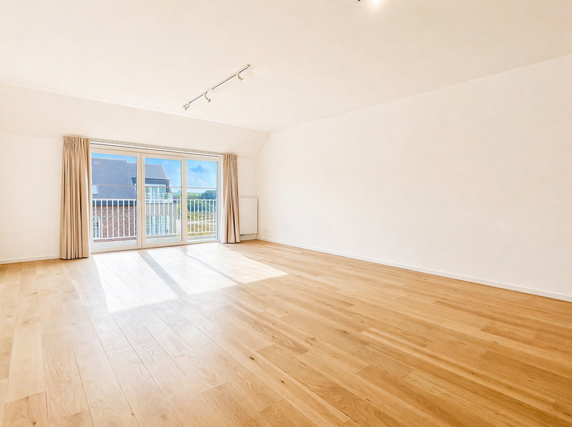 Situation générale :<br />
Superbe appartement de +/- 130m² avec deux terrasses, orientées Est et Ouest, offrant un ensoleillement optimal tout au lon