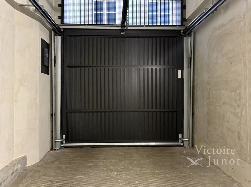 Parkeerplaats te huur  Centrum Brussel<br />
Veilige parkeerplaats gelegen op niveau -1, in het midden van Brussel, achter de Sint-Michiel-en-Gudulaat