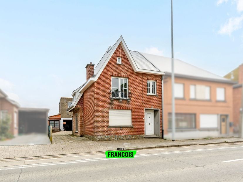 In Lede bevindt zich deze halfopen bebouwing met bijzonder veel potentieel, ideaal voor wie op zoek is naar een renovatieproject waarbij reeds de bela