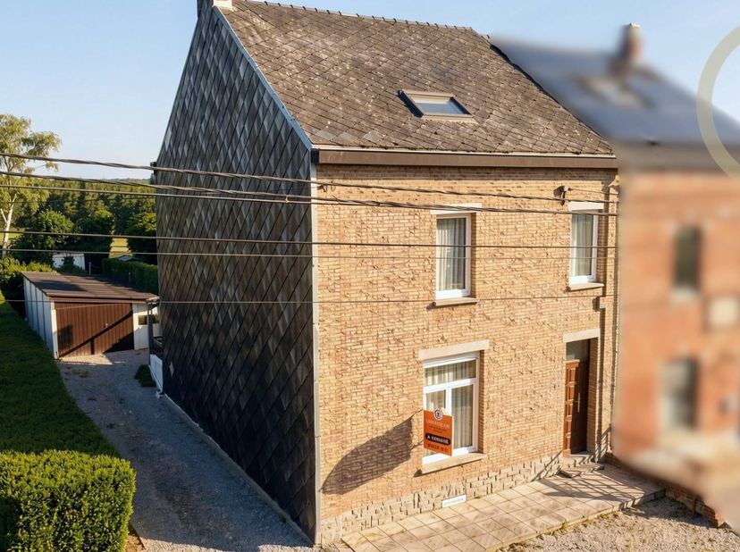 Century 21 Alliance Demeuse presenteert u deze woning met drie gevels in Ham-sur-Sambre, die ruime kamers en interessante inrichtingsmogelijkheden bie