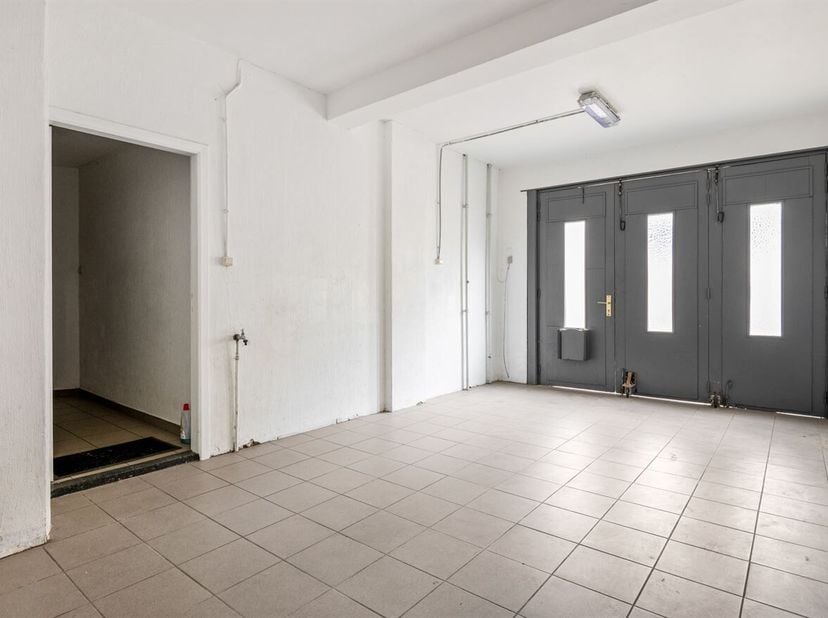 Ligging:<br />
Dit appartement bevindt zich in Borsbeek (Antwerpen), op een gunstige locatie met een vlotte verbinding naar Antwerpen. Winkels, schole