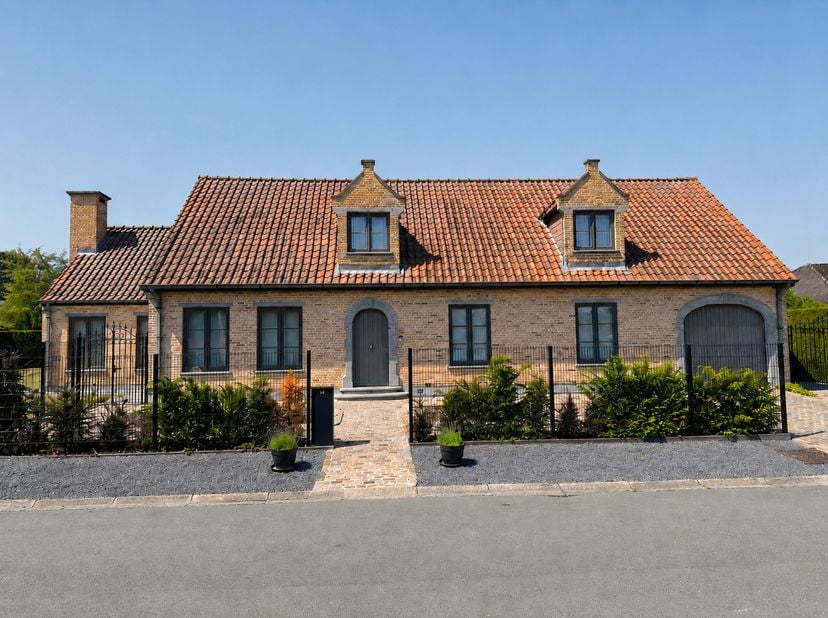 In de gegeerde en rustige woonwijk Olmenpark bevindt zich deze uitstekend onderhouden vrijstaande villa met 224 m² bewoonbare oppervlakte op een perce