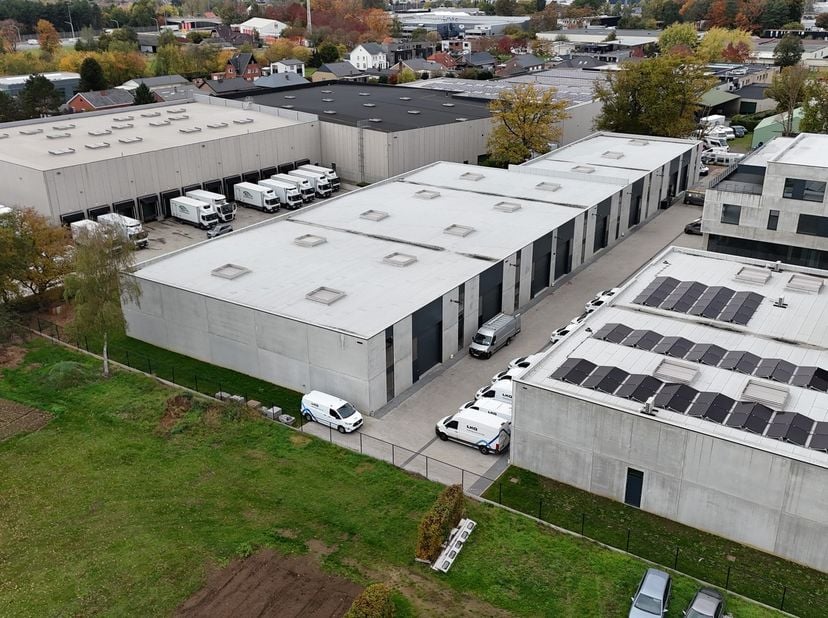 Op een gloednieuwe KMO-site, gebouwd in 2024, zijn er moderne bedrijfsunits te huur vanaf 354 m².<br />
<br />
De units zijn voorzien van een gepolier
