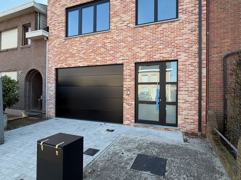 - In een rustige en aangename straat nabij het centrum<br />
- Ruime inkomhal met gastentoilet<br />
- Indrukwekkende woonkamer (64 m²) met veel licht