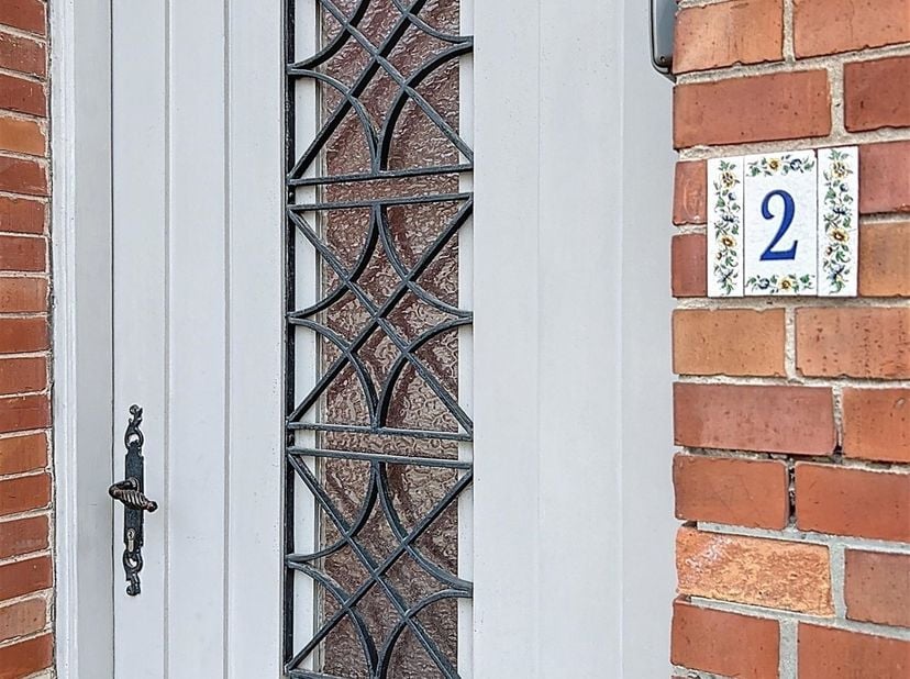 Authentieke gezinswoning met garage, zonnige tuin en uitweg in het centrum van Dikkebus<br />
Op een centrale ligging in het gezellige Dikkebus bevin
