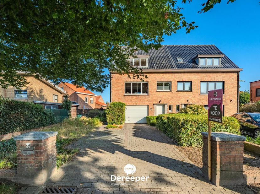 Deze ruime halfopen bel-etagewoning biedt tal van mogelijkheden en is ideaal voor wie op zoek is naar een woning die naar eigen smaak kan worden opgef