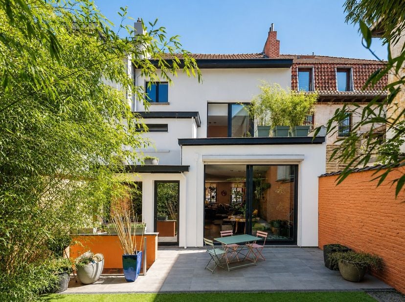 Op wandelafstand van de Avenue Molière en het Brugmannplein in Ukkel, biedt deze woning een bruto-oppervlakte van ongeveer 260 m² volgens EPC, met dri
