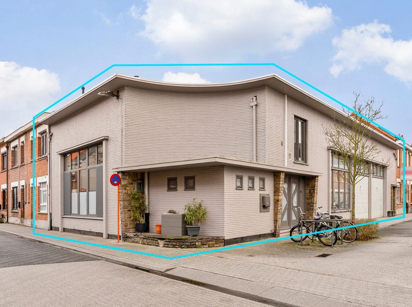 Zeer ruime en rustig gelegen met 3 slaapkamers en grote polyvalente ruimte.<br />
BEKIJK ZEKER ONZE (VIRTUELE) GRONDPLANNEN EN ATTESTEN VOOR DE INDELI