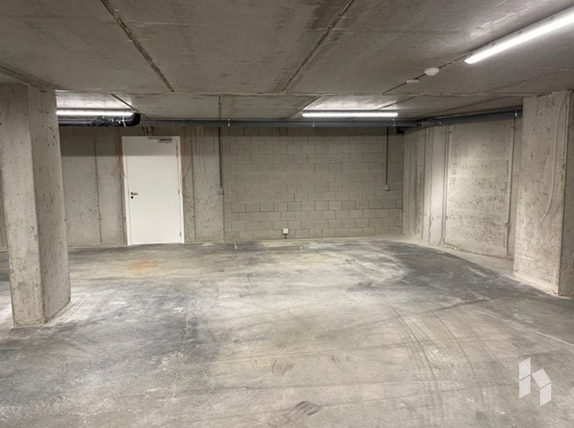 Ondergrondse autostaanplaats te huur in het centrum van Lommel.<br />
Er zijn nog enkele parkeerplaatsen beschikbaar.<br />
Huurprijs € 70/maand<br />