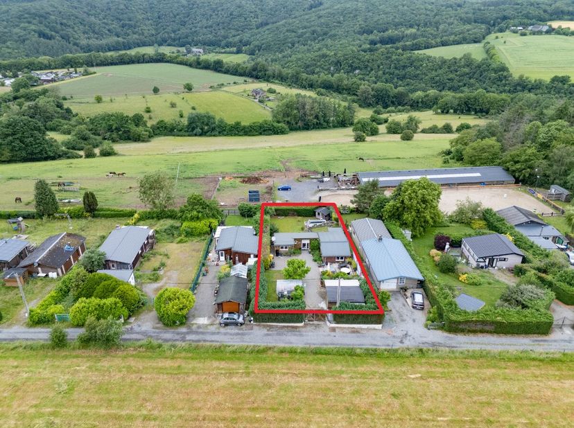 ERA B-LUX stelt u deze charmante chalet van 73 m² woonoppervlakte voor, gelegen in een rustige en groene omgeving in Evrehailles (Yvoir), op een perce