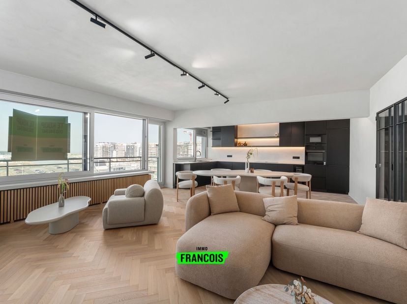 Au sixième étage dune résidence soignée se trouve cet appartement dexception de 120 m², entièrement rénové avec un sens du détail. Grâce à son emplace