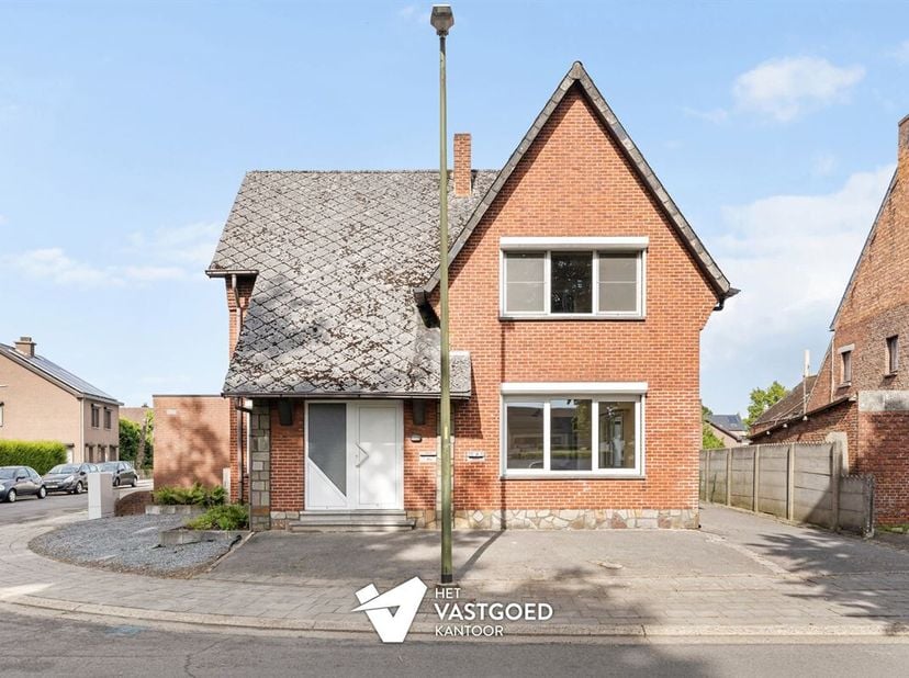Op te frissen opbrengsteigendom met 2 verschillende huisnummers (31 &amp; 31 A) en ruime bijhorende vergunde garage te Hechtel.<br />
Belangrijkste troeve