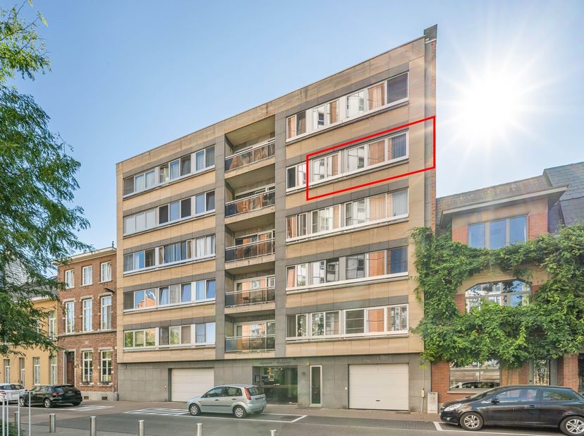 UNIEK WONEN IN HARTJE LEUVEN<br />
Op de vierde verdieping - midden in het centrum van Leuven - bevindt zich dit bijzonder appartement dat twee afzond