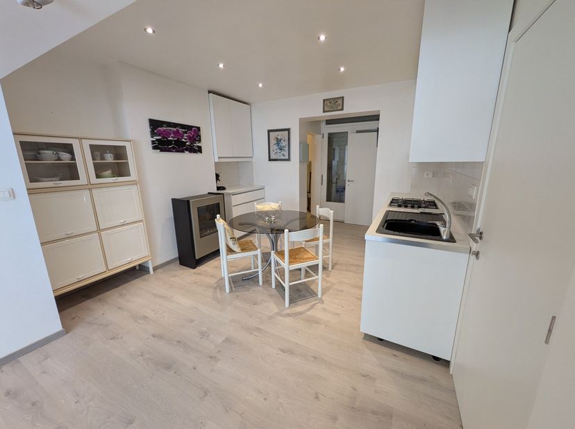 Instapklaar gelijkvloers appartement met uniek zijdelings haven- en zeezicht te Blankenberge.<br />
Op een toplocatie in Blankenberge, in een kleine r