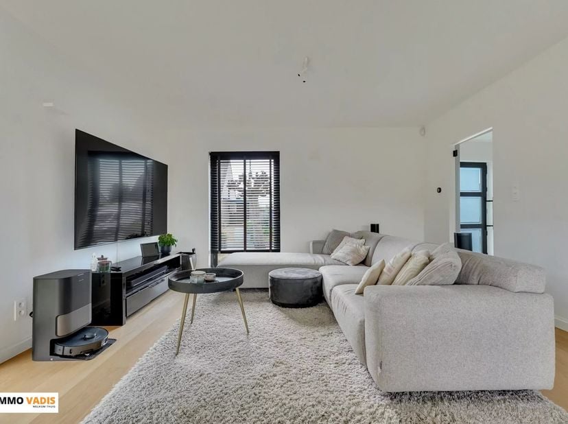 In een rustige en aangename woonomgeving bevindt zich deze stijlvolle, vrijstaande woning, gelegen aan de Renaat Woutershof 9 in Bekkevoort (volledig