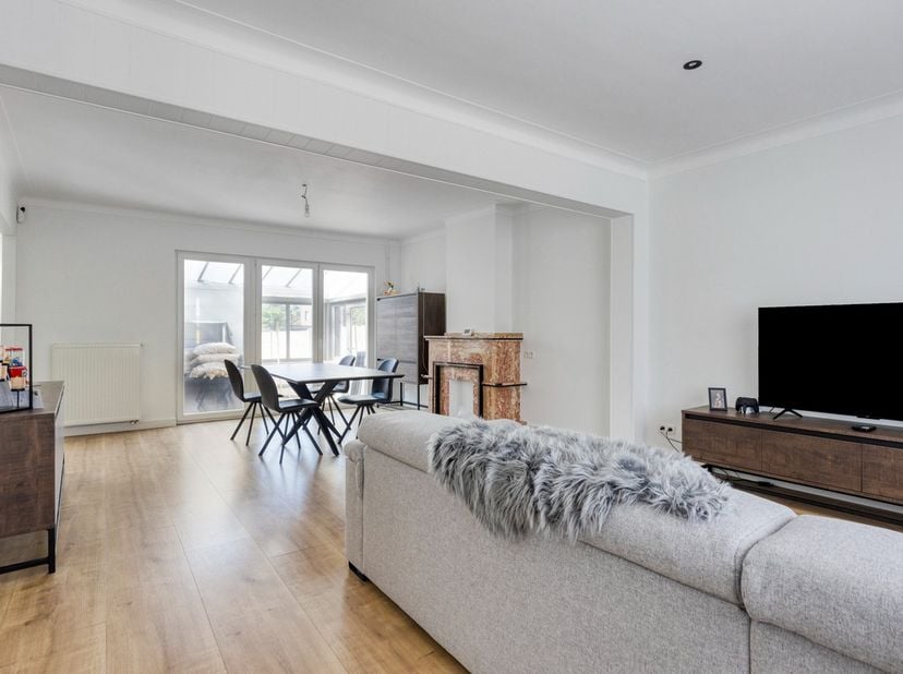 Op een toplocatie te centrum Bevel bevindt zich deze charmante rijwoning met 3 slaapkamers, gezellige tuin en garage.<br />
<br />
De woning geniet ee