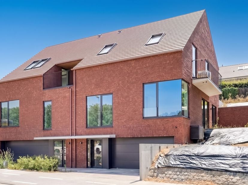 Gelegen op een boogscheut van Leuven nabij alle belangrijke invalswegen en met een prachtig open uitzicht over de Voervallei, zijn wij verheugd, deze