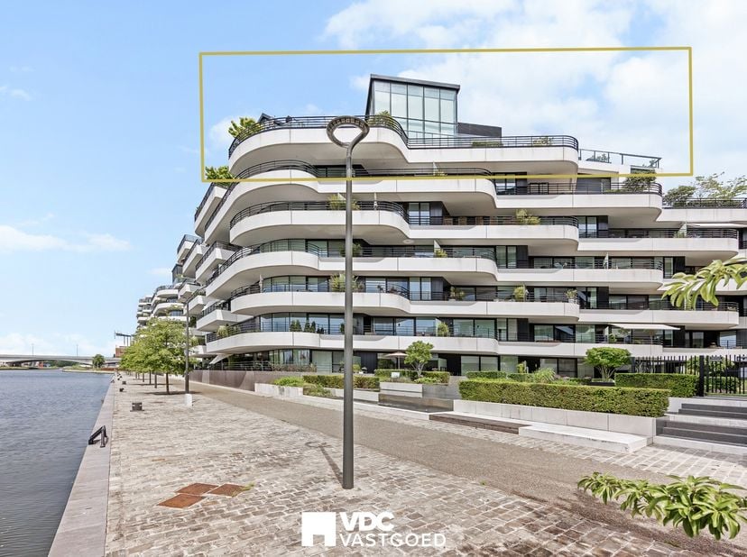 Ontdek een uitzonderlijk duplex-penthouse in het prestigieuze woonproject aan de Hasseltse Kanaalkom. Gelegen op de bovenste verdieping biedt deze uni